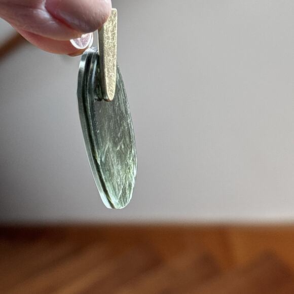 Kendra Scott Aragon Sage Mica Gold Tone Drop Earrings - Picture 6 of 6